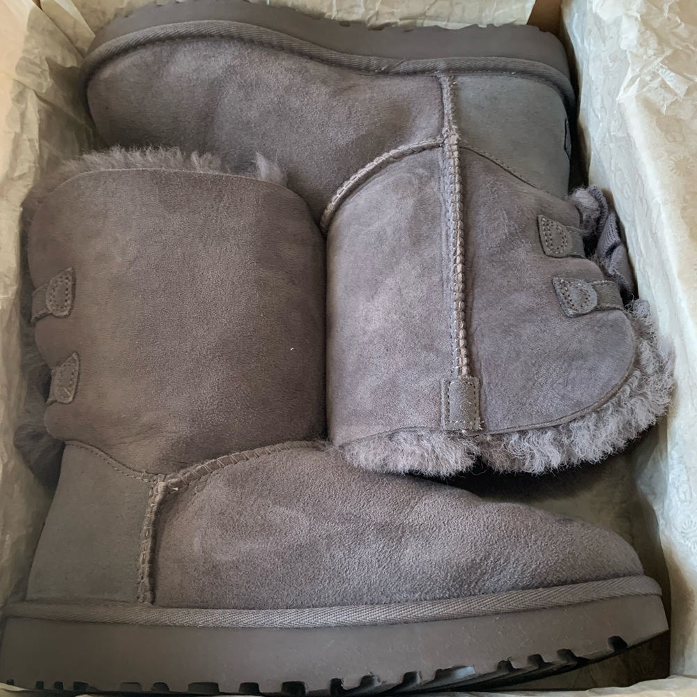 UGG Boots • Bailey Bow Short Ruffle • Size 6